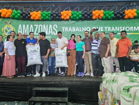 Governo do Amazonas entrega calcário dolomítico em Rio Preto da Eva e beneficia 200 produtores rurais